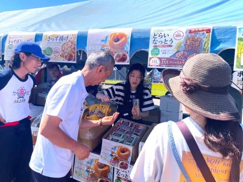 買い物をする様子