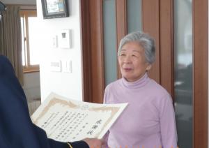 加藤愛子さん（３５年間協力）の贈呈時の画像