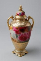 写真：金盛りバラ絵飾り壺