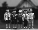 写真：人形作家・宮竹眞澄さんの創作人形約50点を展示。生きる人々を題材にした素朴な人形です。