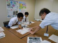 写真：中央中学校2年2組の取材風景