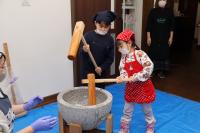 臼と杵（きね）を使った餅つき1